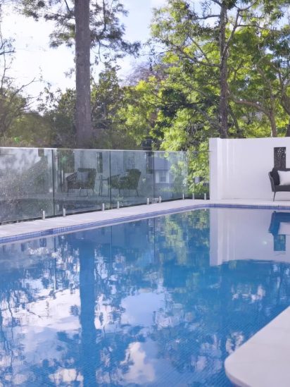 Stylish pool fence design by Ovens & Murray Glass in Wangaratta